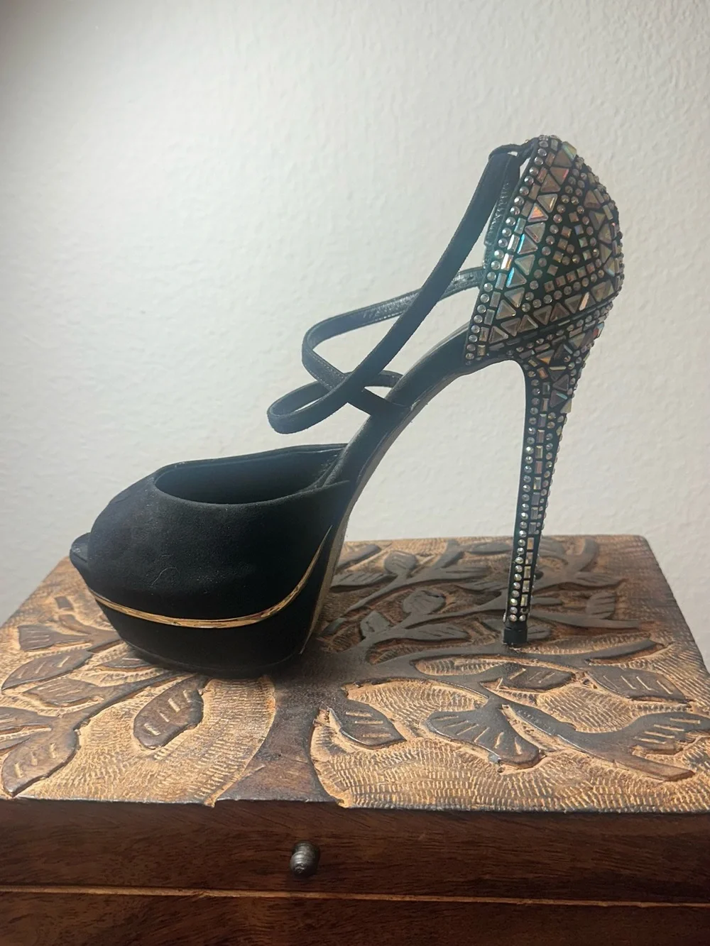 Le Silla Italian originals Black Jeweled Platform Peep-Toe pumps